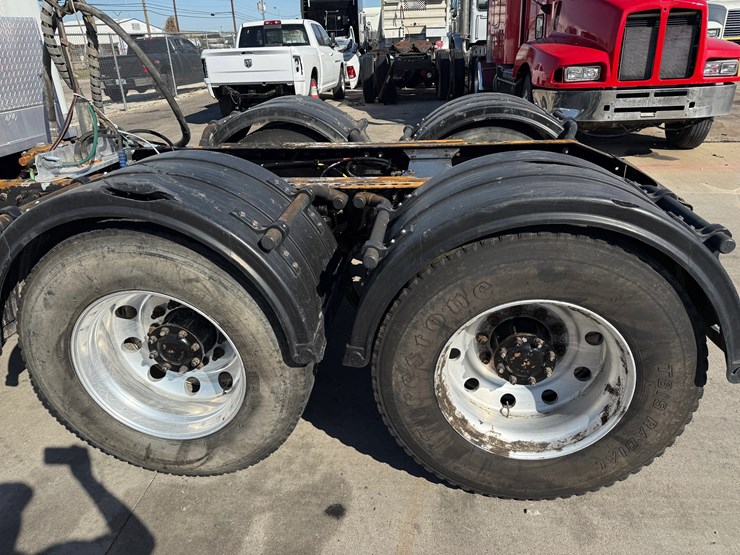 2016-peterbilt-389-image-14