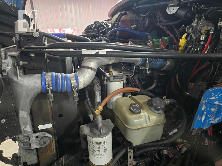 2010-freightliner-business-class-m2-106-image-24