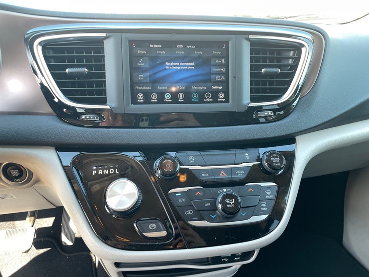 #1519-•-2020-chrysler-voyager-mini-van-(has-wi-title)-image-27