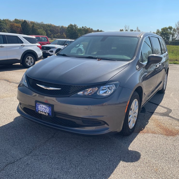 #1517 • 2021 Chrysler Voyager Mini Van (Has WI Title)