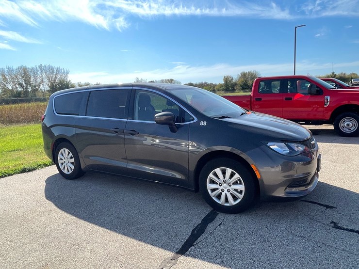 #1522-•-2021-chrysler-voyager-mini-van-(has-wi-title)-image-4