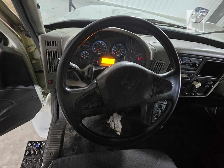 2011-international-durastar-4300-image-14