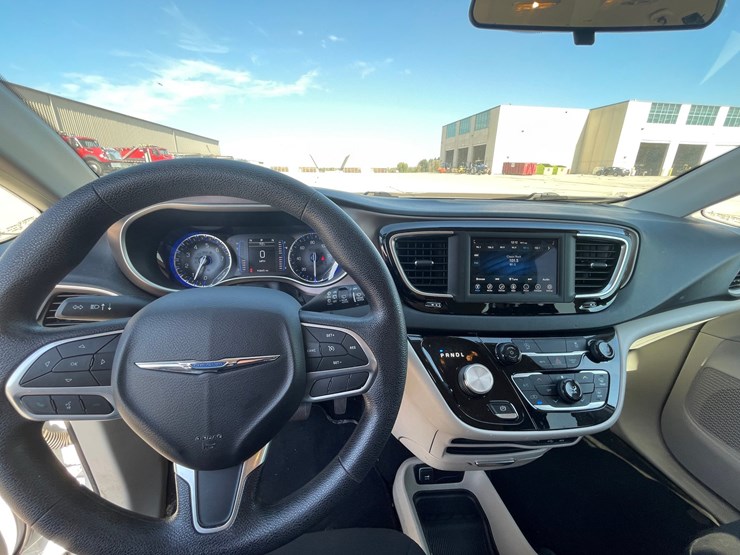 #1516-•-2020-chrysler-voyager-mini-van-(has-wi-title)-image-6