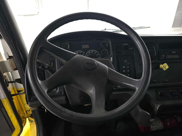 2004-freightliner-business-class-m2-106-image-10