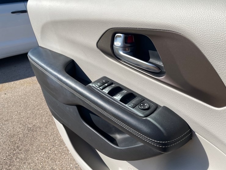 #1518-•-2020-chrysler-voyager-mini-van-(has-wi-title)-image-34