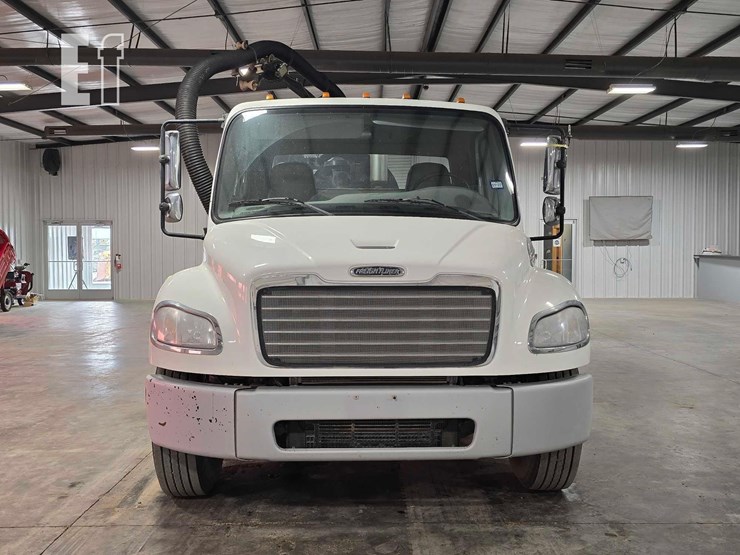 2013-freightliner-business-class-m2-106-image-7