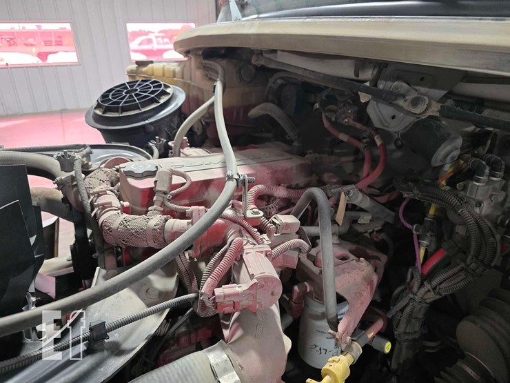 2013-freightliner-business-class-m2-106-image-30