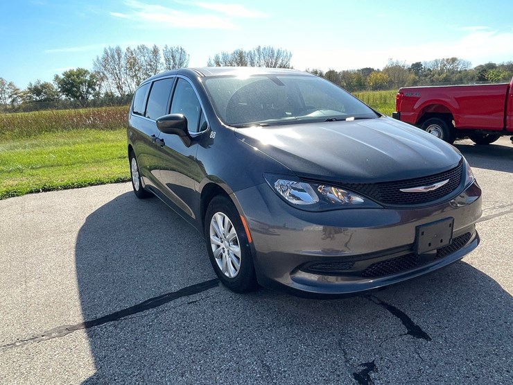 #1522-•-2021-chrysler-voyager-mini-van-(has-wi-title)-image-3