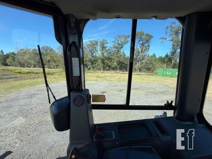 2020-caterpillar-d1-image-60
