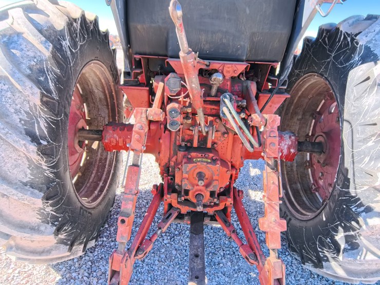 #1056-•-international-986-tractor-image-12