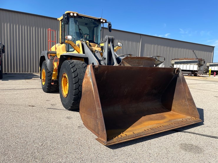 #1500-•-2017-volvo-l110h-wheel-loader-with-bucket-image-3