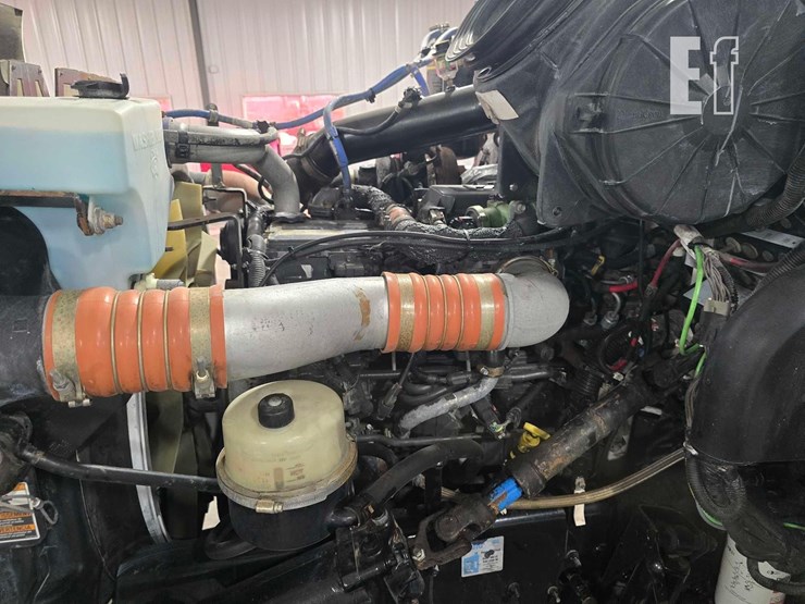 2013-peterbilt-348-image-25