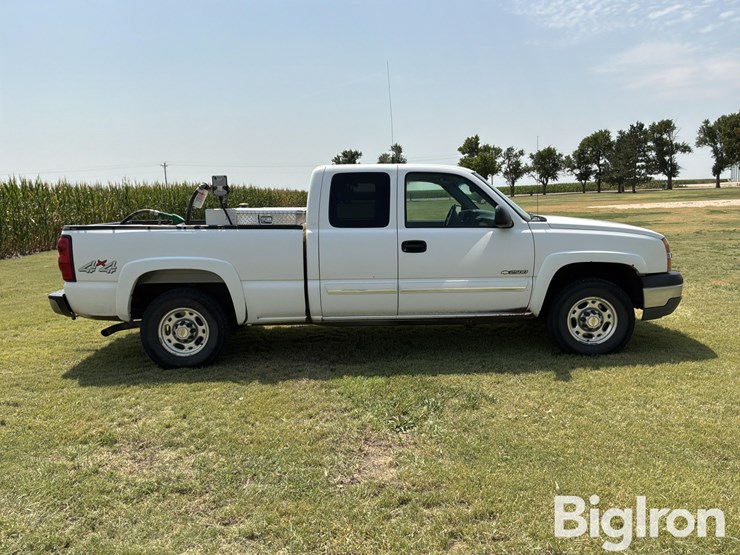 2003-chevrolet-silverado-2500-ls-4x4-extended-cab-pickup-image-4