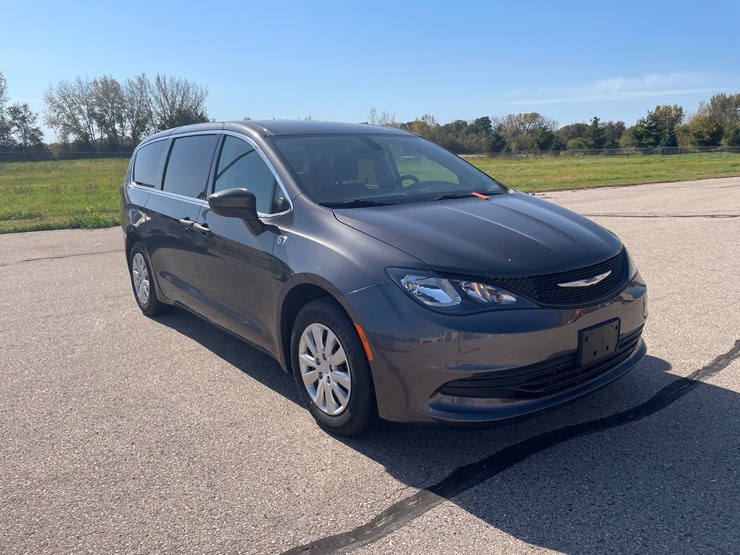 #1515-•-2020-chrysler-voyager-mini-van-(has-wi-title)-image-14
