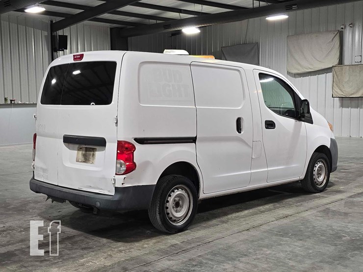 2014-nissan-nv200-image-3