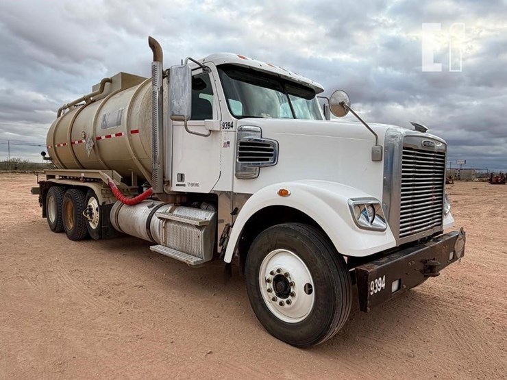 2014-freightliner-122sd-image-2