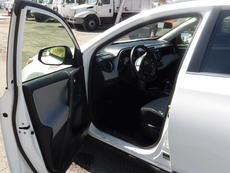 2016-toyota-rav4-xle-image-15