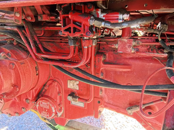 #1056-•-international-986-tractor-image-17