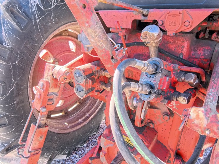 #1056-•-international-986-tractor-image-14