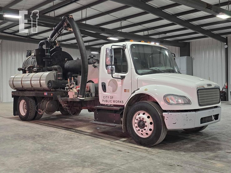 2013-freightliner-business-class-m2-106-image-2