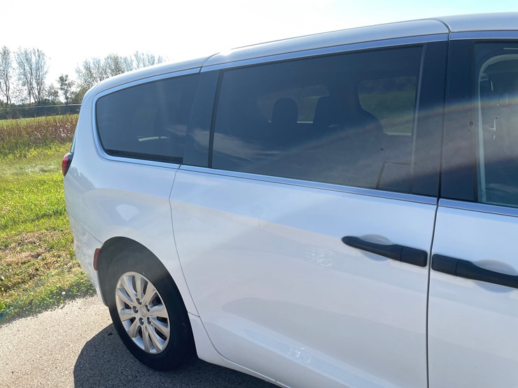 #1520-•-2020-chrysler-voyager-mini-van-(has-wi-title)-image-15
