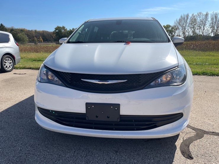 #1520-•-2020-chrysler-voyager-mini-van-(has-wi-title)-image-2