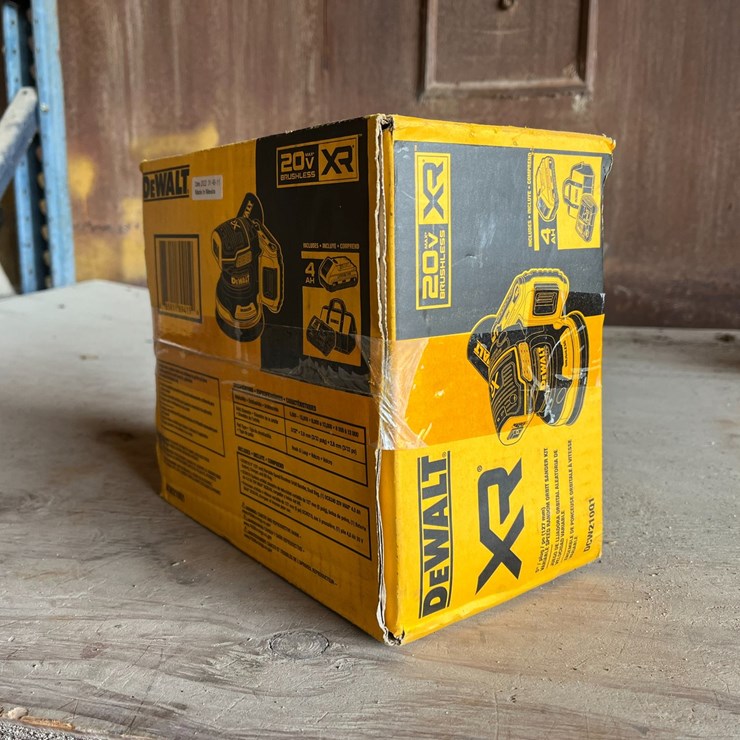 #3412 • DeWalt 5" Variable Speed Random Orbit Sander Kit