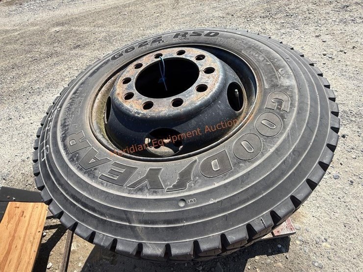 4--10r22.5-truck-tires-w/-rims-image-4