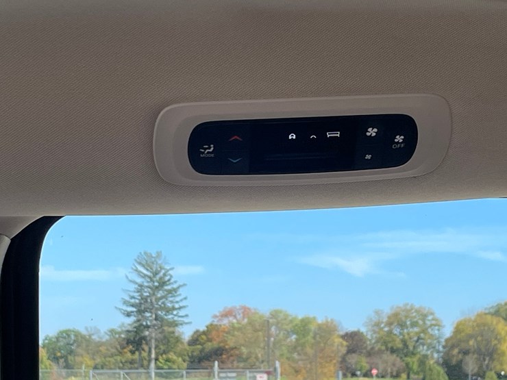 #1521-•-2021-chrysler-voyager-mini-van-(has-wi-title)-image-23