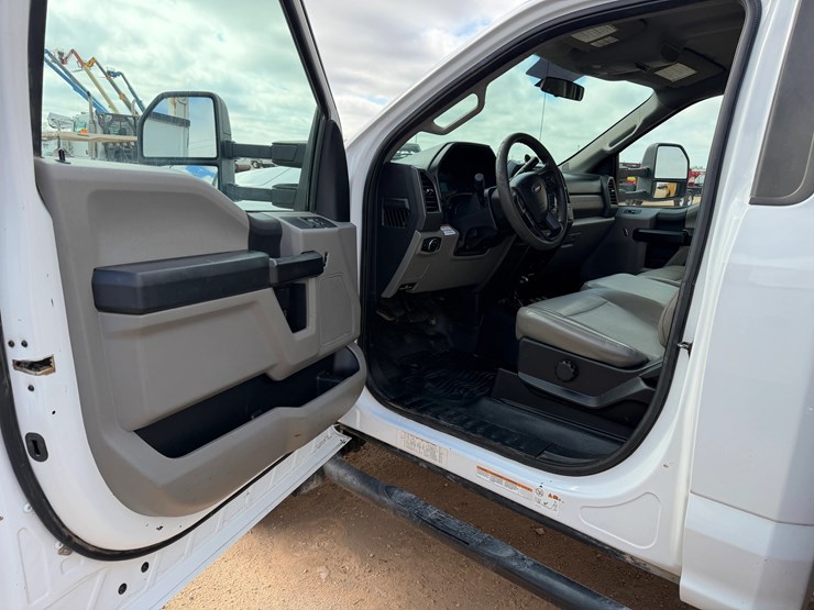 2017-ford-f550-image-14