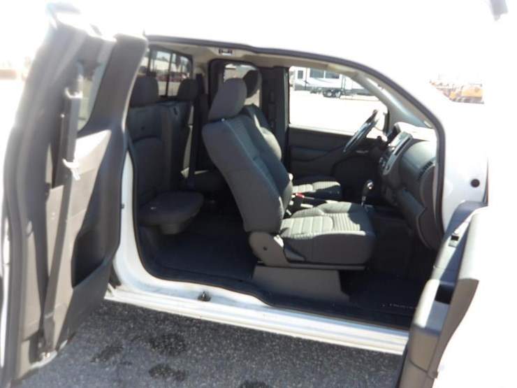2018-nissan-frontier-sv-image-12