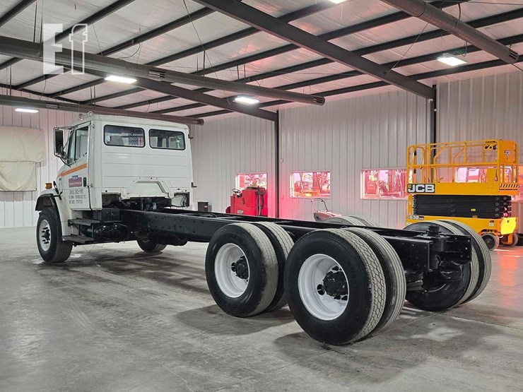2000-freightliner-fl80-image-4