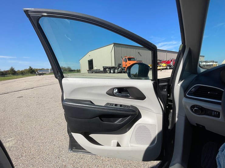 #1515-•-2020-chrysler-voyager-mini-van-(has-wi-title)-image-9