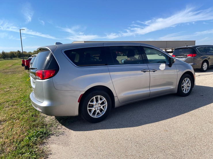 #1518-•-2020-chrysler-voyager-mini-van-(has-wi-title)-image-5