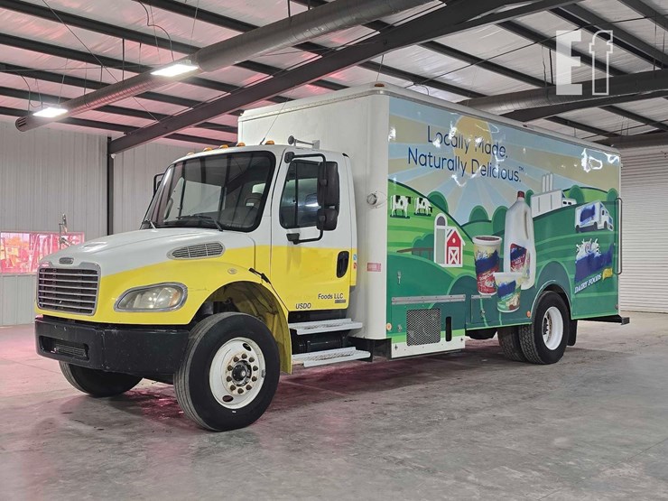 2004-freightliner-business-class-m2-106-image-1