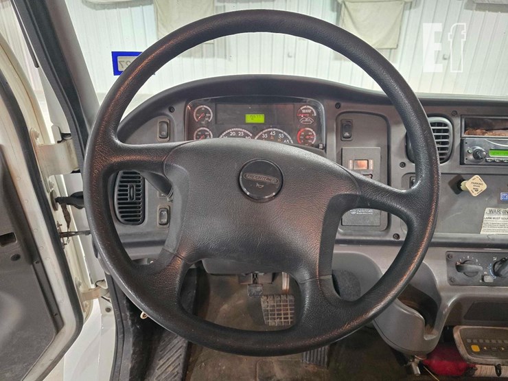 2013-freightliner-business-class-m2-106-image-10