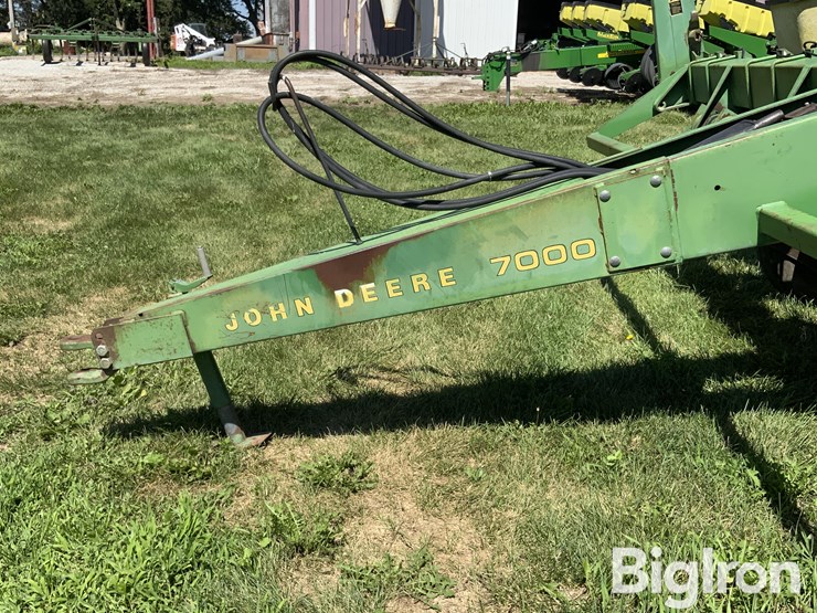 john-deere-7000-6r30"-planter-w/markers-image-9