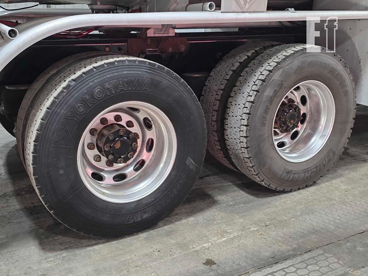 2013-peterbilt-348-image-21