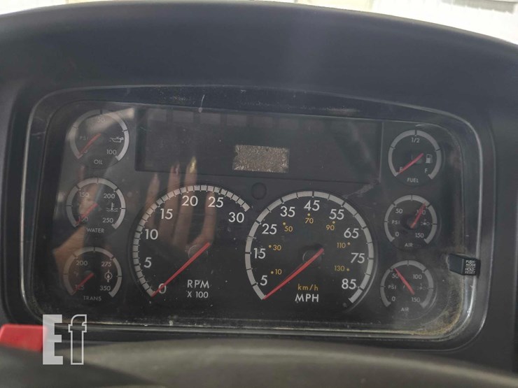 2004-freightliner-business-class-m2-106-image-12