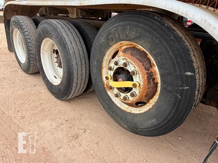 2013-freightliner-122sd-image-21