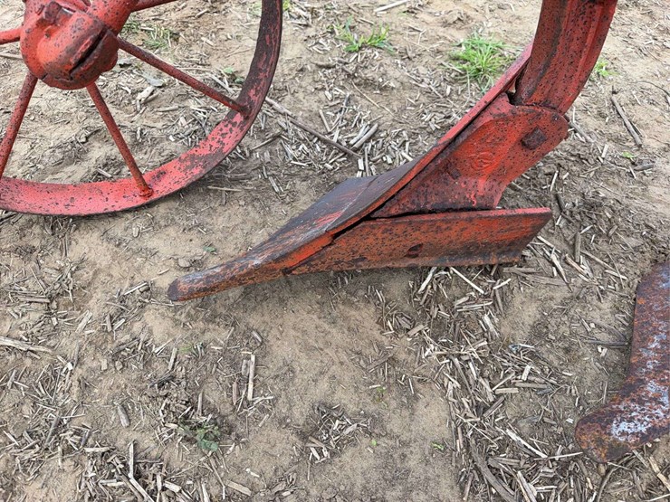 oliver-three-bottom-vineyard-plow-image-18