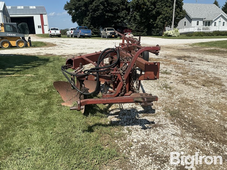 international-harvester-700-5-bottom-moldboard-plow-image-2