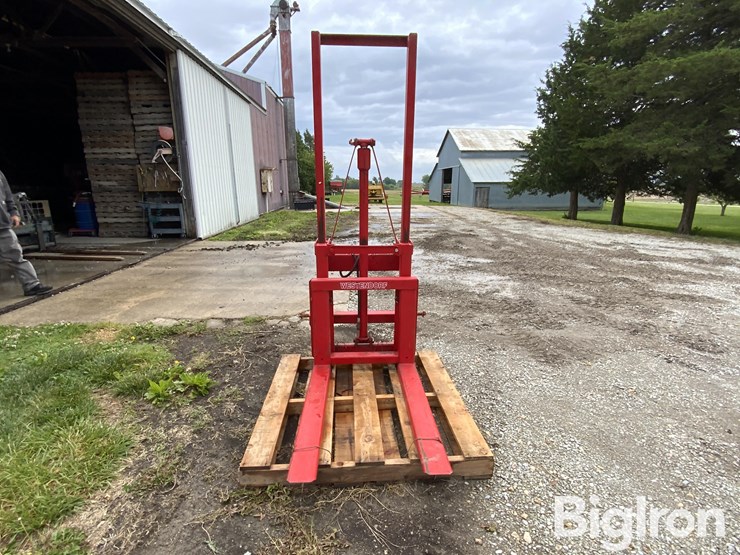 westendorf-3-pt-hydraulic-forklift-attachment-image-2
