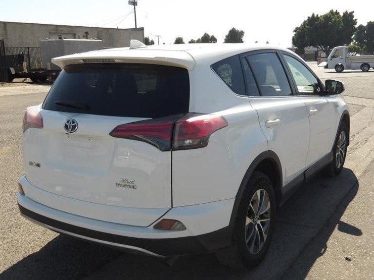 2016-toyota-rav4-xle-image-3