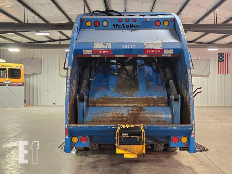 2010-freightliner-business-class-m2-106-image-8