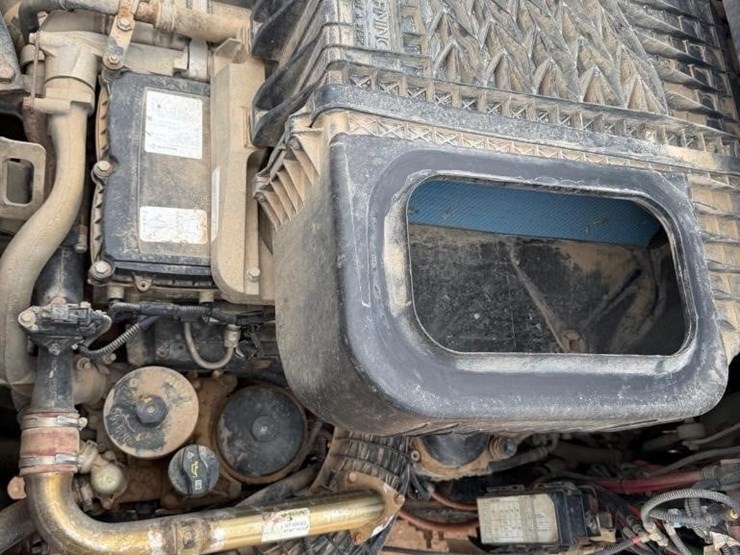 2014-freightliner-122sd-image-29