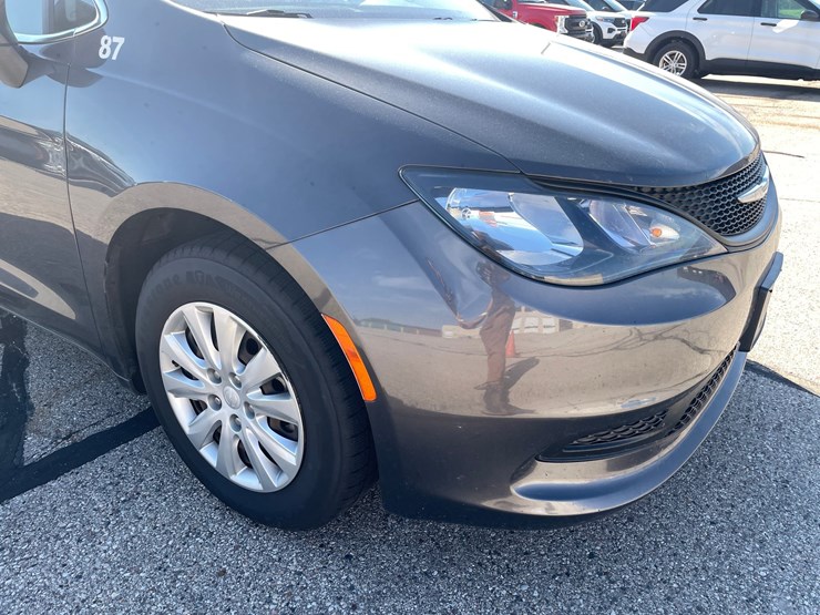 #1521-•-2021-chrysler-voyager-mini-van-(has-wi-title)-image-12