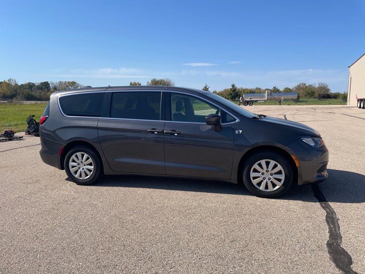 #1515-•-2020-chrysler-voyager-mini-van-(has-wi-title)-image-16