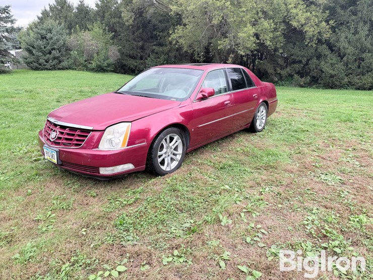 2008-cadillac-dts-performance-sedan-image-1