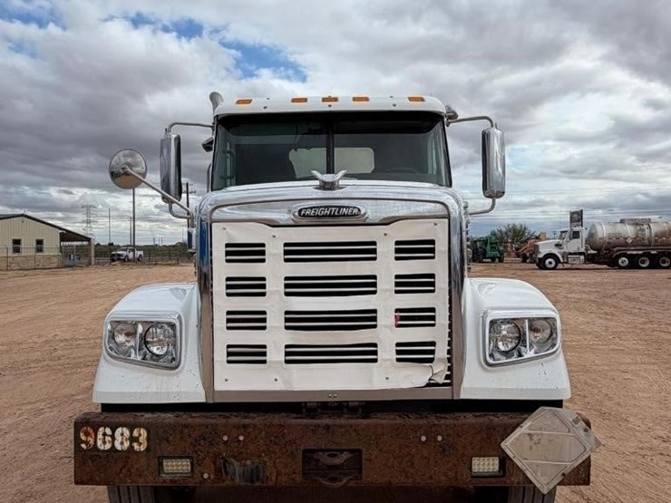 2015-freightliner-122sd-image-7